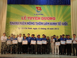 ຍ້ອງຍໍຊົມເຊີຍຊາວໜຸ່ມຊົນນະບົດເຮັດເສດຖະກິດເກັ່ງ